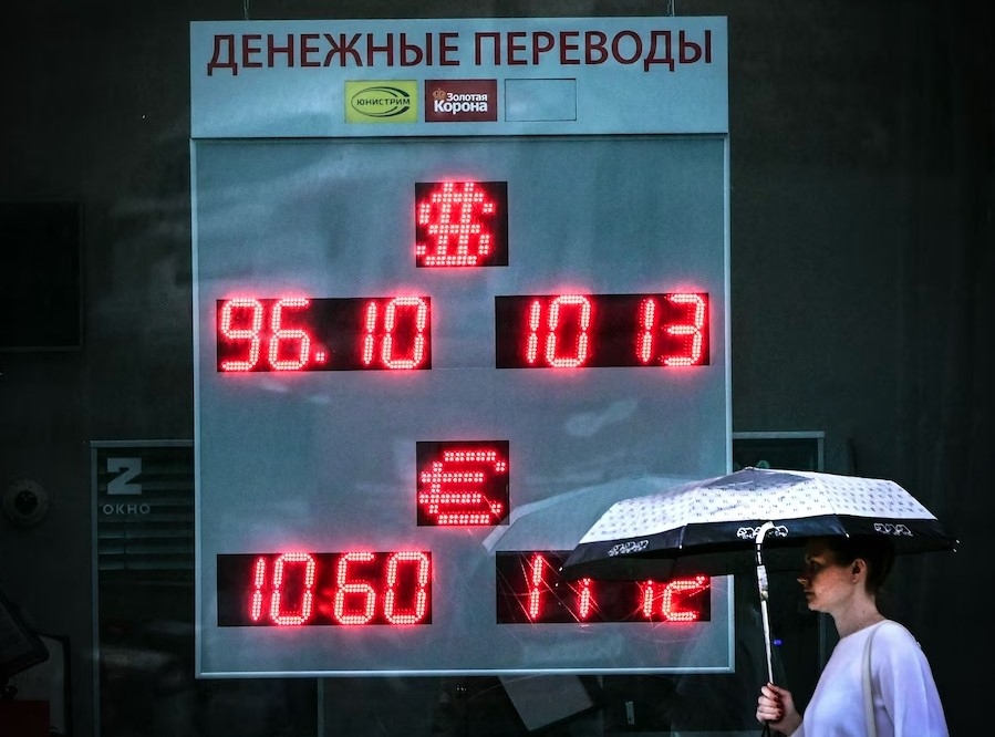 Đồng rúp chạm ngưỡng thấp nhất, Ngân hàng Trung ương Nga họp khẩn